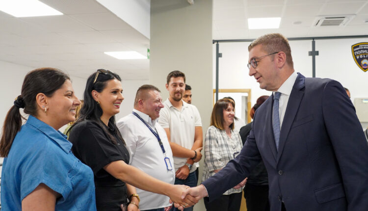 Mickoski: 250 euro për studentët për blerjen e pajisjeve elektronike nga shtatori