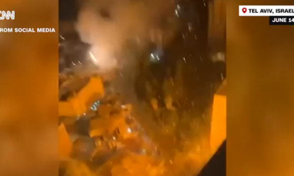 Video e verifikuar nga CNN, momenti kur raketa iraniane bie në Tel Aviv afër një baze ushtarake izraelite