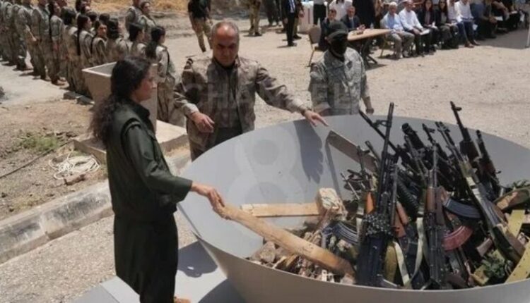 Një moment historik – pas 40 vitesh konflikti me Turqinë, kurdët fillojnë të çarmatosen (VIDEO)