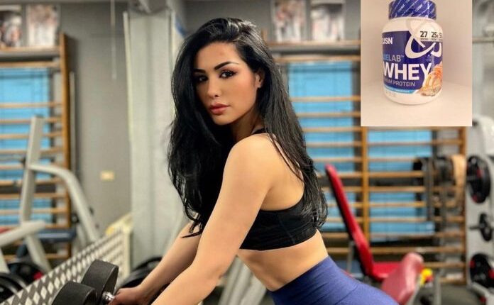 Soni Malaj tregon të pasmet në fustan transparent