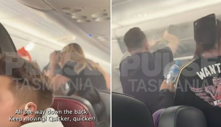 Moment i tmerrshëm kur shpërthen zjarri brenda kabinës së një aeroplani në Sydney, ndërsa pasagjerët nxitojnë të ndihmojnë ekuipazhin