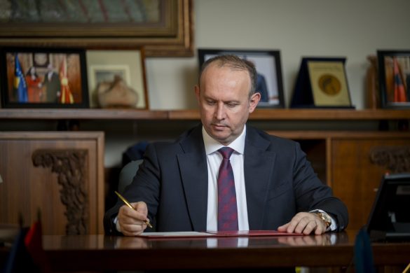 Kryetari i Kuvendit Afrim Gashi Dekreton Ligjin për Shkollat Fetare – Përmbyllet Procedura Parlamentare