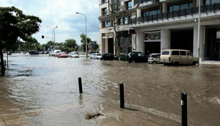 Stuhi e madhe në Greqi – përmbytje në Selanik, valë të mëdha në Halkidiki