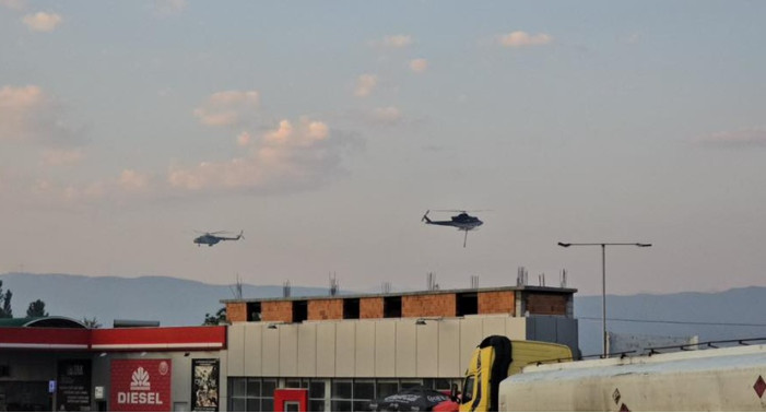 Tre helikopterë po shuajnë zjarrin në Bllacë që në mëngjes – Një bisht cigareje arsyeja e mundshme për zjarrin