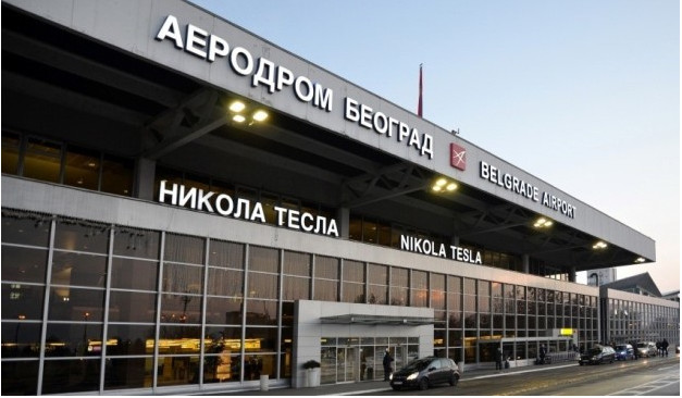 95 shqiptarë mbesin të bllokuar në një autobus në aeroportin e Beogradit, me dyer dhe dritare të mbyllura – Dëgjohen duke kërkuar ndihmë