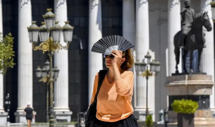 Vendi është përfshirë nga vala e të nxehtit, me temperatura përvëluese