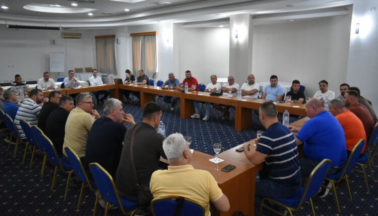 Tripunovski: Janë rritur çmimet e grumbullimit për specin – klasa e parë do të blihet me 45 denarë për kilogram
