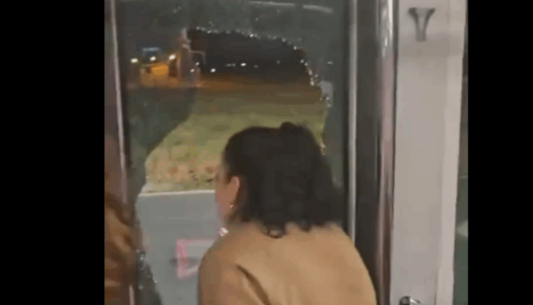 “Na nxirrni jashtë!” – shqiptarët bërtasin për ndihmë në Aeroportin e Beogradit, u bllokuan në autobus – thyejnë xhamin (VIDEO)