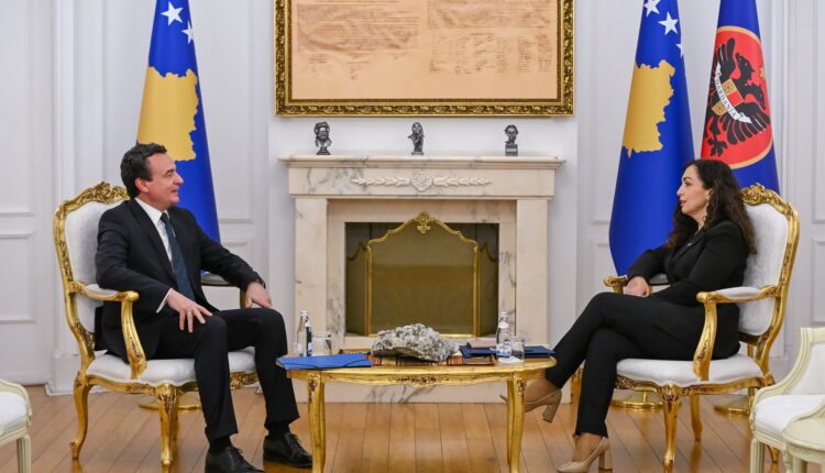 Nisin takimet, presidentja Osmani e pret Kurtin në zyre