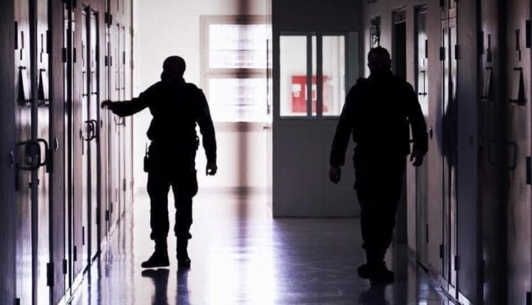 Pezullohet një zyrtar korrektues, dyshohet se ka shtënë me armë me gaz