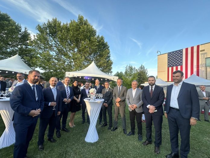 Mexhiti  Gëzuar 4 Korrikun  qoftë e përjetshme miqësia me SHBA në 