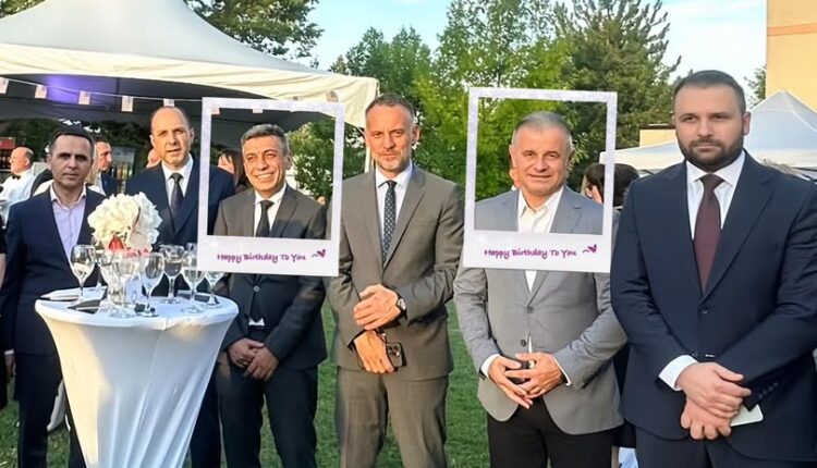 Arsovska godet ambasadoren e SHBA-së: Çfarë kërkojnë të dyshuar për korrupsion në festën e 4 Korrikut?