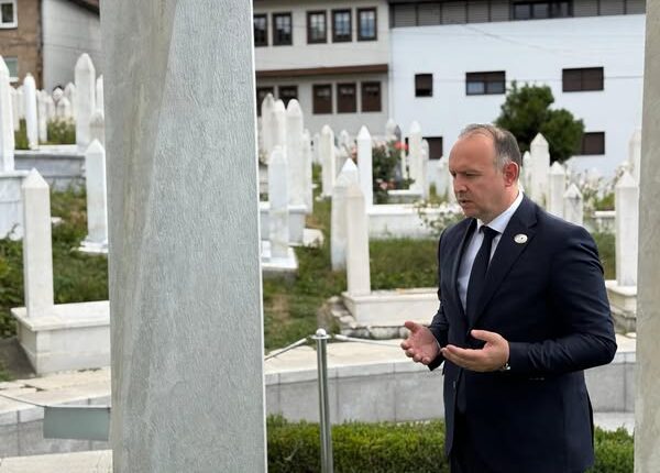 Kryetari i Kuvendit, Afrim Gashi pas Srebrenicës viziton edhe varrin e Presidentit historik, Alija Izetbegoviq