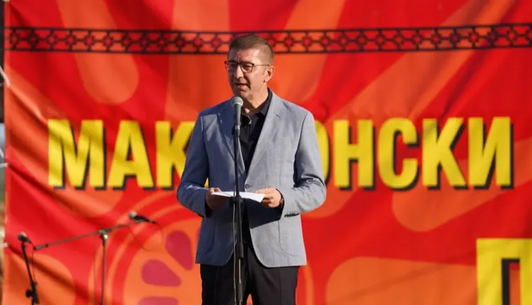 “Nuk jemi as grekë, as bullgarë e as serbë”/ Mickoski vizitë në Pustec: Vij këtu si vëlla