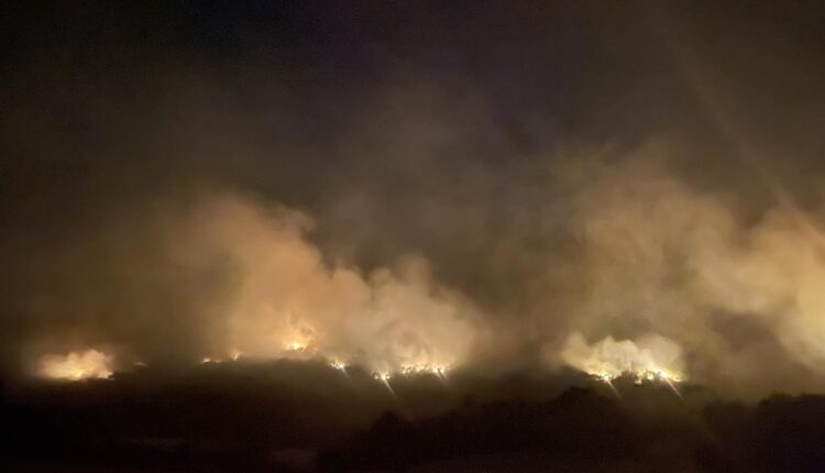 Apel urgjent nga komandanti i zjarrfiksave, Avni Ameti: Një zjarr i fuqishëm është përhapur pranë fshatit Cerovë dhe po afrohet rrezikshëm afër shtëpive