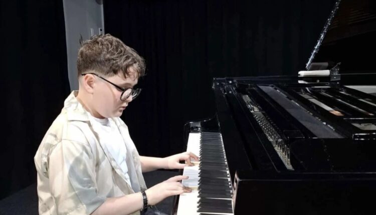 Ledion Ibishi, vogëlushi nga Tetova, mahnit me talente muzikore të jashtëzakonshme