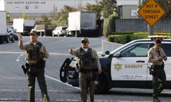 alarm-ne-los-angeles-vdesin-tre-police-shperthimi-shkaterron-qendren-e-stervitjes