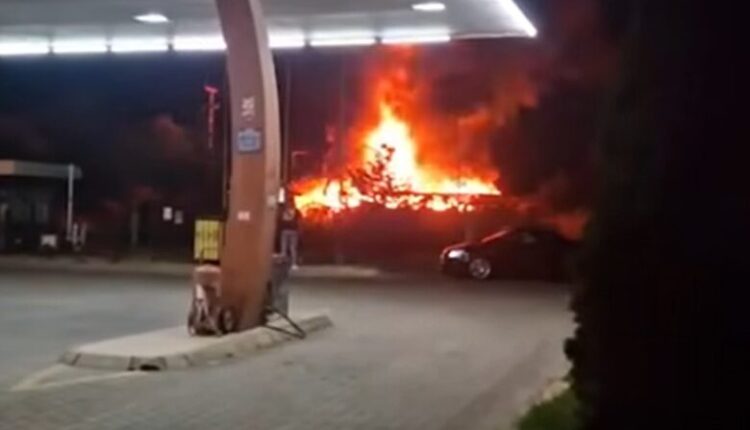 Tre autobusë dhe një furgon përfshihen nga flakët në një lagje të Koçanit