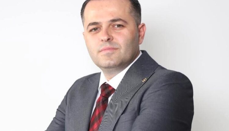 Emir Sulejmani me mesazh të fuqishëm nga diaspora: “Errësira nuk mund ta ndalë dritën që po forcohet”