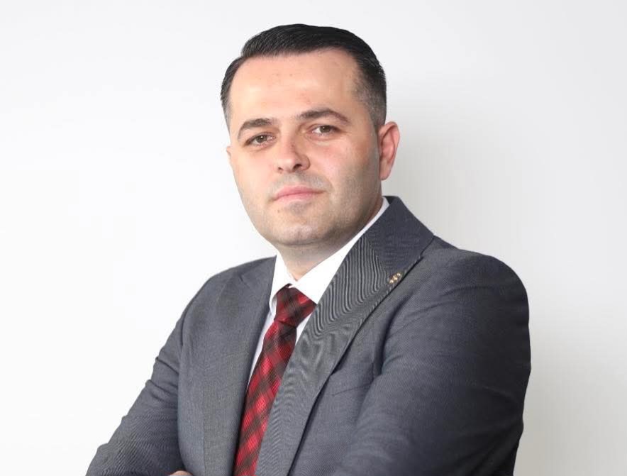 Emir Sulejmani me mesazh të fuqishëm nga diaspora: “Errësira nuk mund ta ndalë dritën që po forcohet” Emir Sulejmani me mesazh të fuqishëm nga diaspora: “Errësira nuk mund ta ndalë dritën që po forcohet”