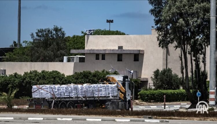 Disa kamionë egjiptianë me ndihma hyjnë në Gaza përmes pikës kufitare në Rafah