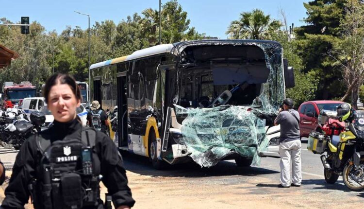54 të lënduar nga aksidenti mes dy autobusëve në Athinë, mes tyre 17 fëmijë