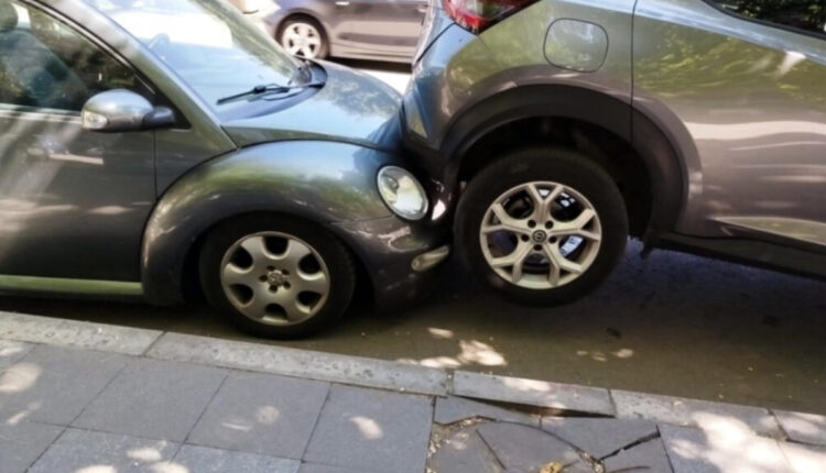 Shkup: Vetura parkohet mbi një veturë tjetër