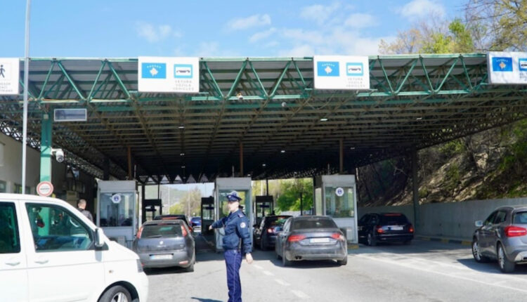 Qarkullimi drejt pikës kufitare Bllacë ndërpritet plotësisht për shkak të zjarrit
