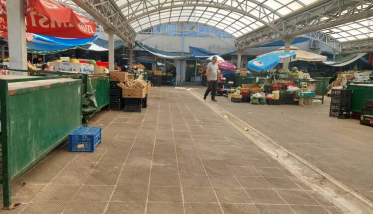 “E goditi me thikë pas shpine në momentin që po e rregullonte mallin në tezgë”, Prokuroria kërkon paraburgim për 42-vjeçarin e dyshuar për vrasje në tentativë