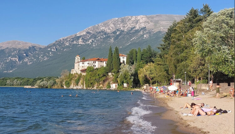 Turisti nga Bosnja vdes në plazhin e Ohrit, dërgohet pa shenja jete në spital
