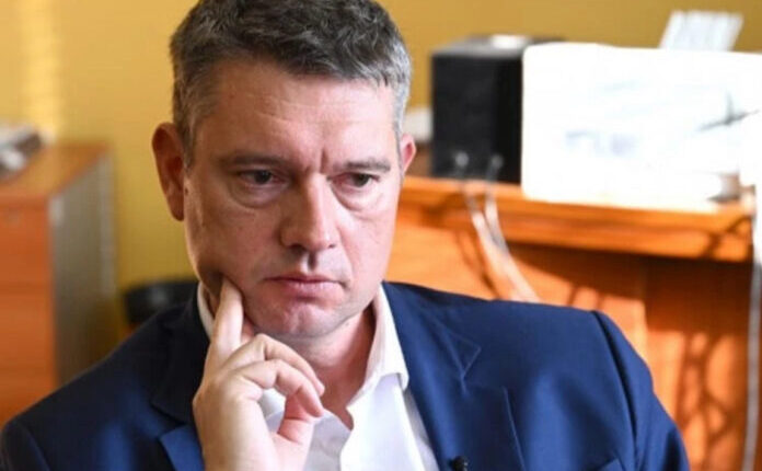 “Ushtria Çlirimtare e Kosovës është organizatë terroriste”, një muaj paraburgim kundër Igor Popoviqit