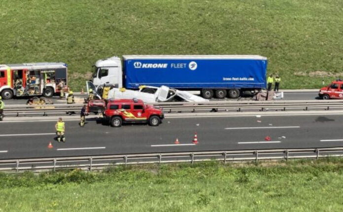 Pesë persona humbën jetën në një aksident trafiku në autostradën Maribor – Lubjanë