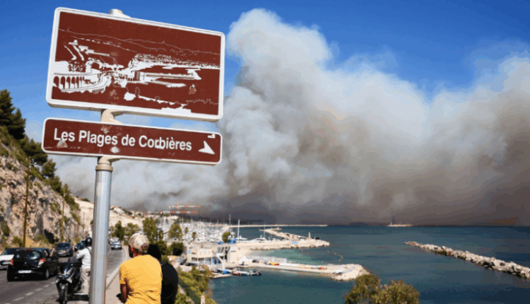 Zjarri po i afrohet qytetit të Marseille – mbyllet aeroporti, ndërpriten edhe lëvizjet me tren