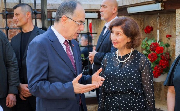 “Korridori 8 duhet të jetë prioritet, do të lehtësojë komunikimin mes Maqedonisë dhe Shqipërisë” – Siljanovska priti në takim Begajn