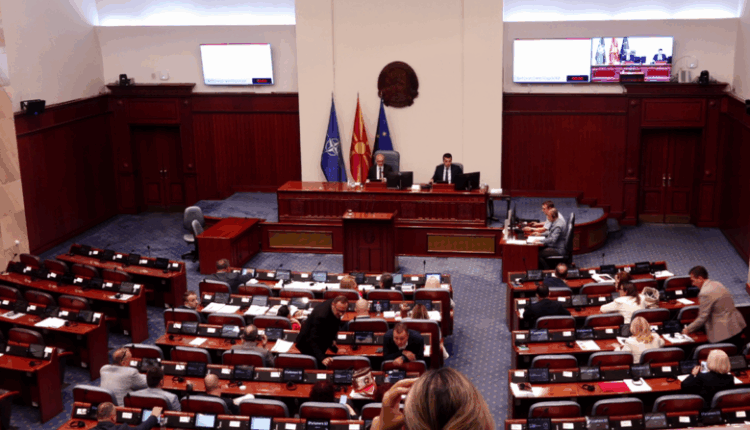 Kuvendi miratoi tre ligjet reformuese me të cilat parashikohet profesionalizimi i administratës