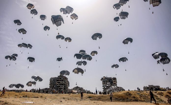 Emiratet e Bashkuara Arabe dhe Jordania fillojnë dërgimin e ndihmave nga ajri mbi Gaza (VIDEO)