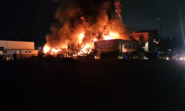 Digjet një objekt në zonën industriale në Prishtinë, “Flakët po përhapen” (VIDEO)
