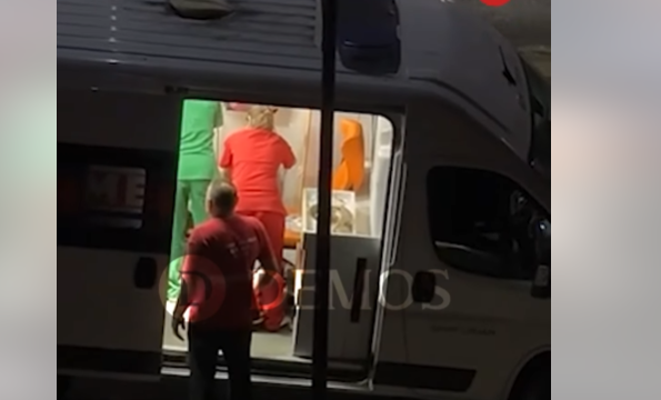 U akuzua se nuk i ofroi ndihmë 27-vjeçarit, mjekja shihet në autoambulancë duke tentuar ta rikthejë në jetë (VIDEO)