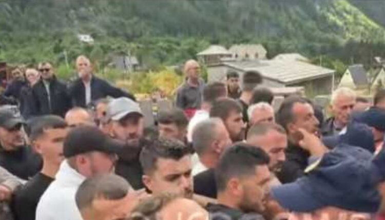 VIDEO/ Tensione në Theth, banorët nuk lejojnë policinë e IKMT të hyjnë në fshat