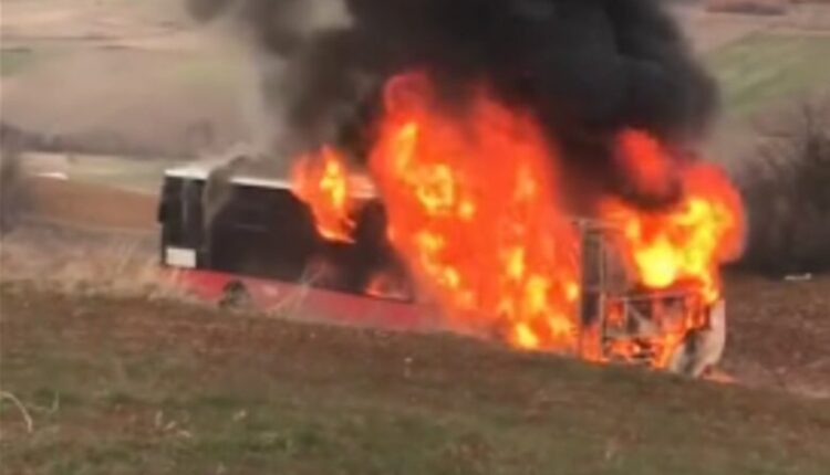 Shpërthen në flakë një autobus në Shkup, pamje nga momenti i zjarrit (VIDEO)
