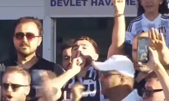 Çmenduri në Turqi, Besiktas merr yllin turk që qan nga emocionet, 10 mijë tifozë në airoport, ceremonia vazhdon në stadium (VIDEO)