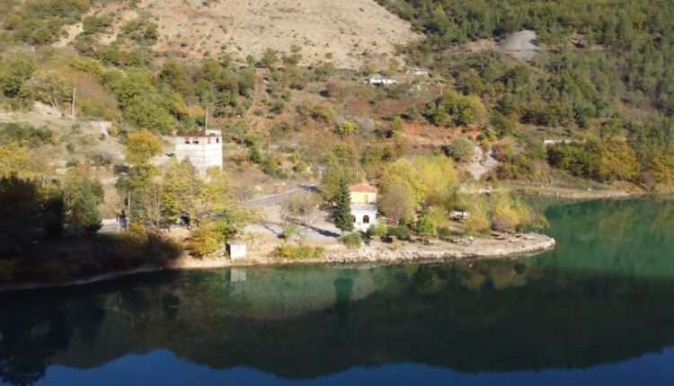 Mister pranë liqenit të Shkopetit/ 23-vjeçari gjendet i vdekur, makina brenda ujit
