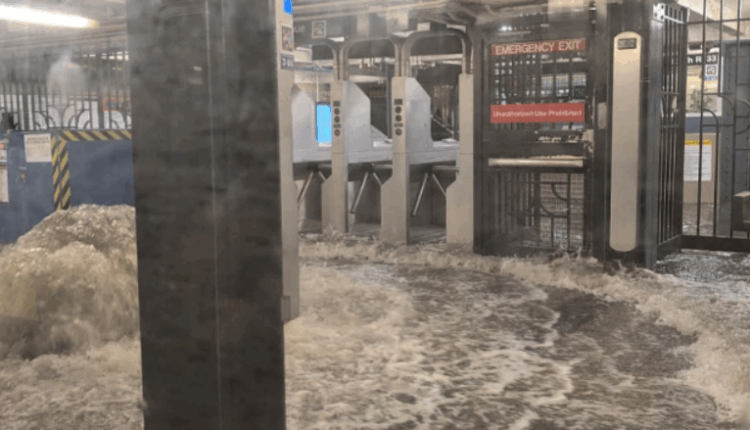 New Yorku “nën ujë”, përmbytjet godasin vendin – paralajmërim urgjent në disa shtete (VIDEO)