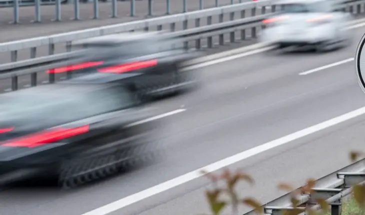 Gara ilegale me makina në autostradë! Reagon Policia: Zero tolerancë për “meraklinjtë e shpejtësisë”