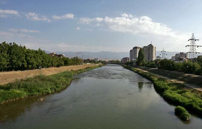 Dy persona bien në lumin Vardar në fshatin Ulancë – 26 vjeçarja gjendet e gjallë, vazhdojnë kërkimet për një 16 vjeçare