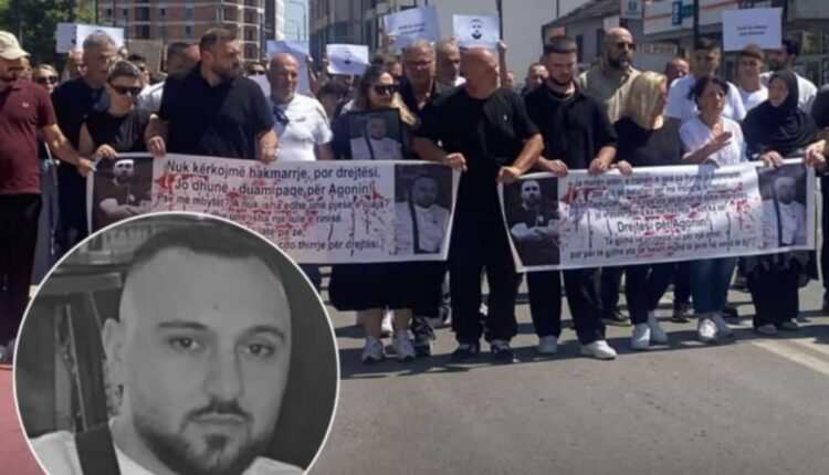 Nis protesta për Agon Zenjullahun pranë stacionit policor në Lipjan