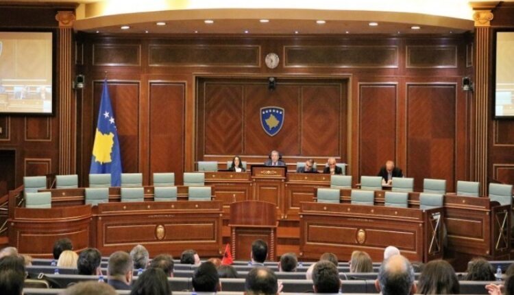 Kriza në Kosovë: Gjykata vendosi masë ndalimi, Kuvendi përballet me përpjekjen e fundit për konstituim