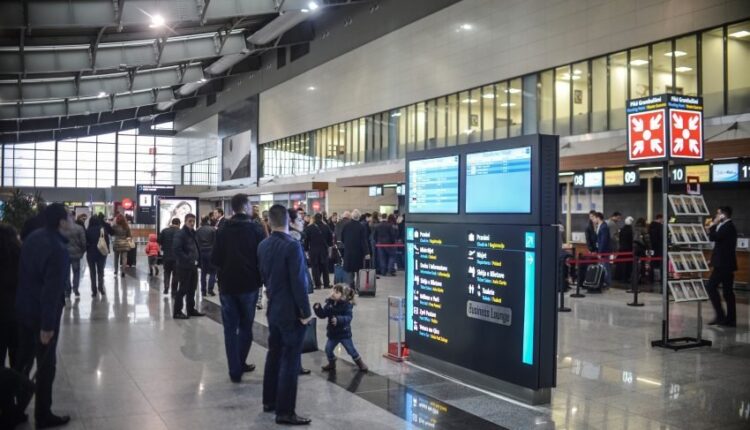 Dikush e harron armën në banjon e Aeroportit, e gjen pastruesja