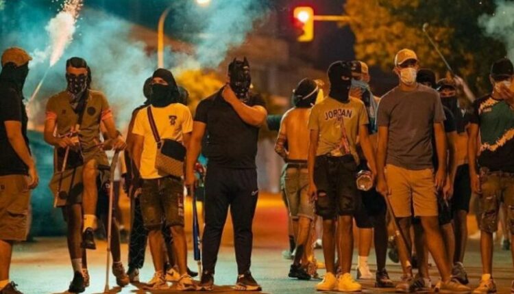Trazira anti-migrantë në Spanjë: 14 të arrestuar dhe thirrje për ‘gjueti’ ndaj afrikanoveriorëve