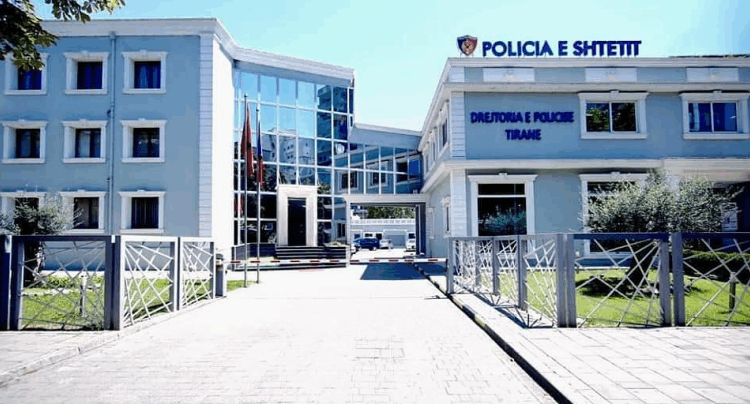 Qarkullonte me armë në automjet, përfundon në pranga 31-vjeçari në Tiranë, e pëson edhe drejtuesi i mjetit